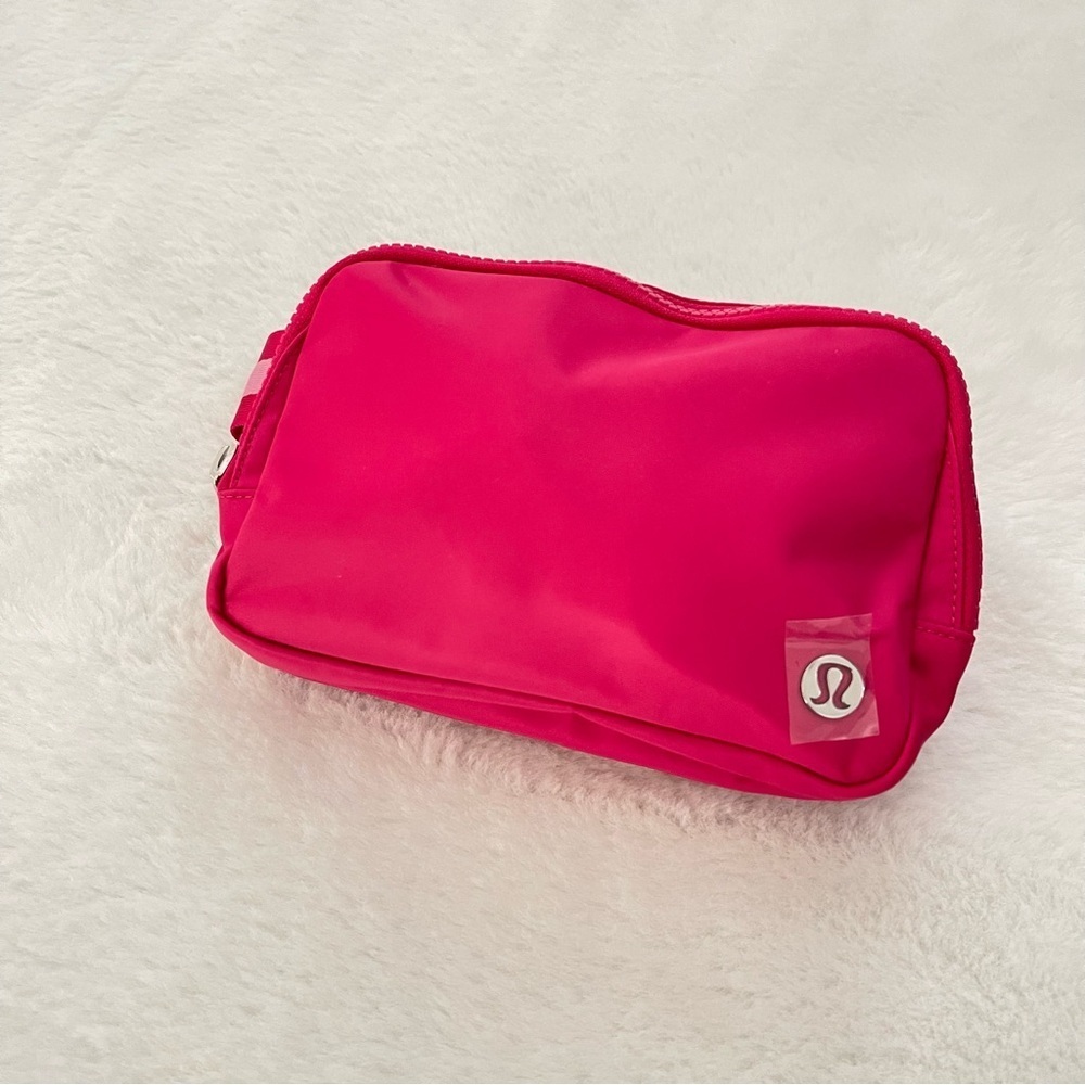 Lululemon Everywhere Belt Bag 1L Wordmark - Picture 4 of 11